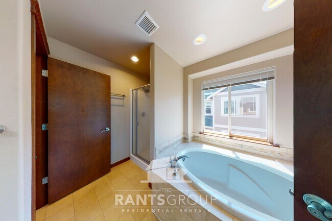 Building Photo - Beautiful Home In Puyallup! Easy JBLM Comm...