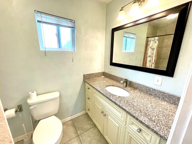Building Photo - Charming 3-Bedroom Home with Fenced Yard i...