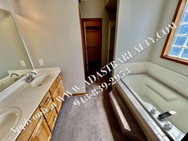 Building Photo - Updated 4 Bed 2.5 Bath in Olathe-Available...