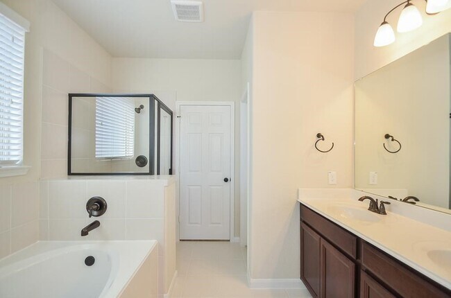 Building Photo - 16922 Sedum Grn