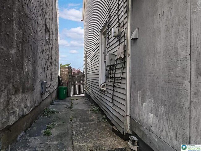 Building Photo - 841 Jackson St
