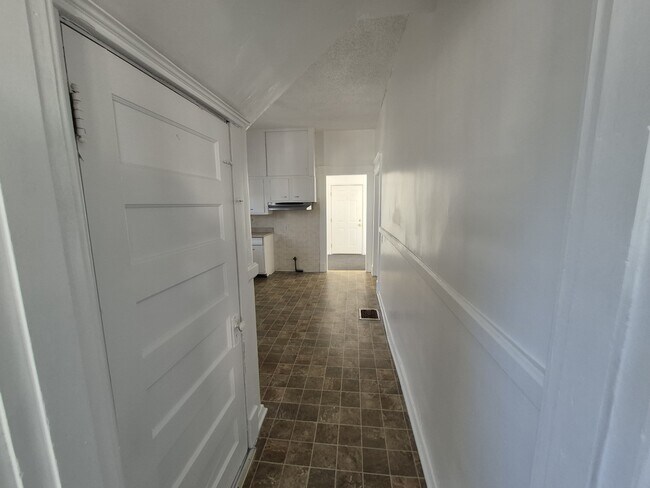 Building Photo - 635 S 39th St