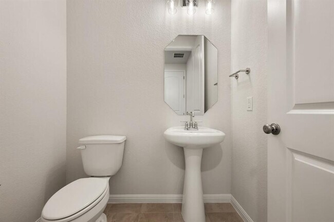 Building Photo - 245 Ranier Wy