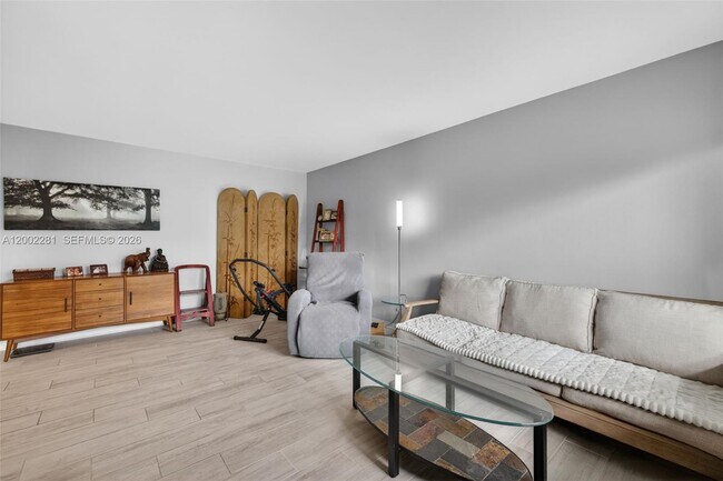 Building Photo - 419 S Crescent Dr