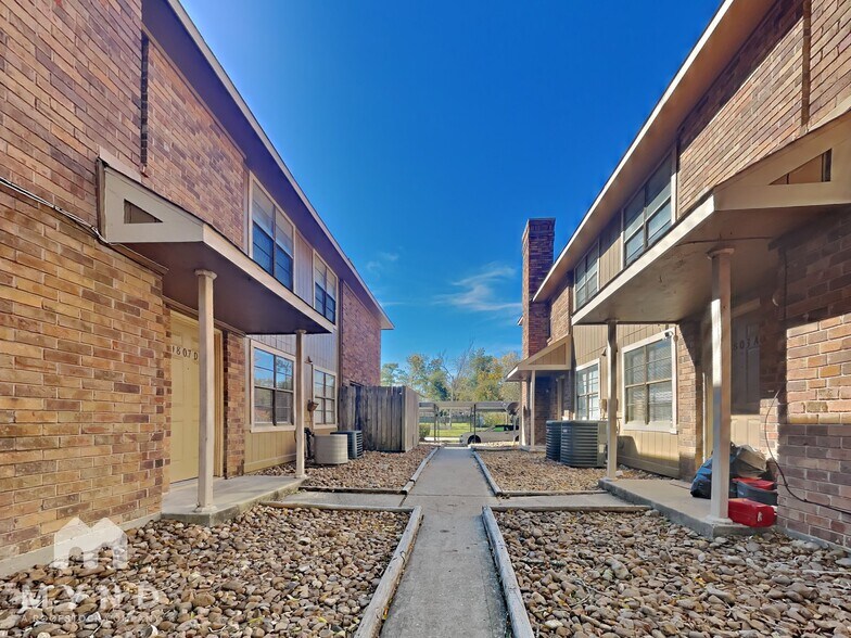 Building Photo - 1807 Briarcreek Blvd