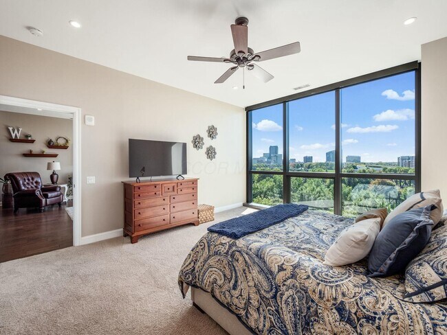 Building Photo - 250 W Spring St