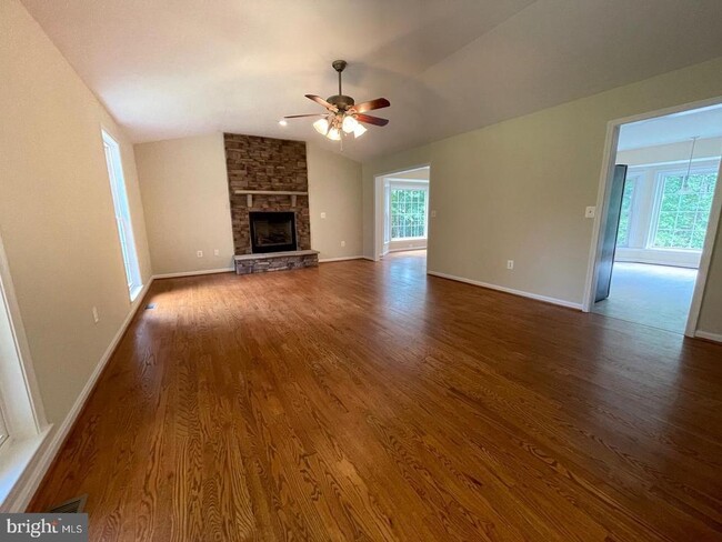 Building Photo - 2323 Valentine Dr