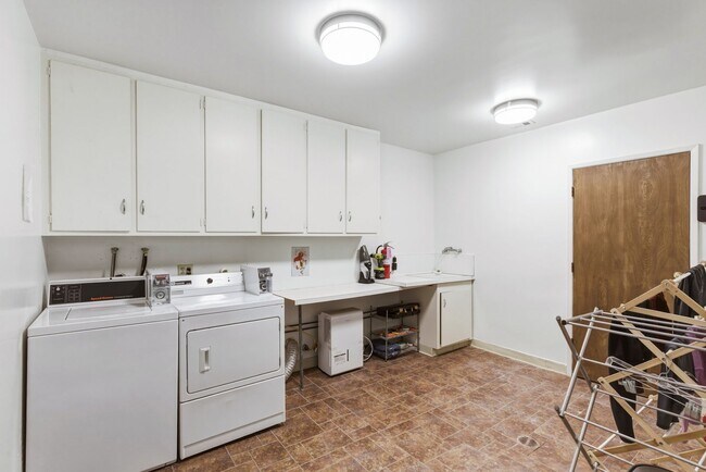 Building Photo - HUGE 2 bed 2 bath in Prime Santa Monica!