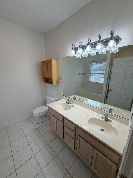 Building Photo - 883 Alawai Ave