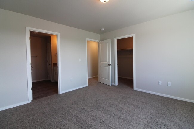 Building Photo - 3 Bed/2.5 Bath West Pasco Townhouse
