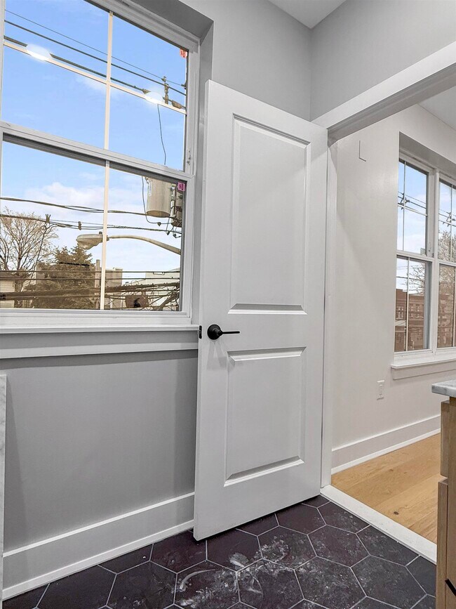 Building Photo - 185 Mallory Ave