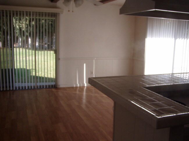 Building Photo - 10854 Reseda Blvd