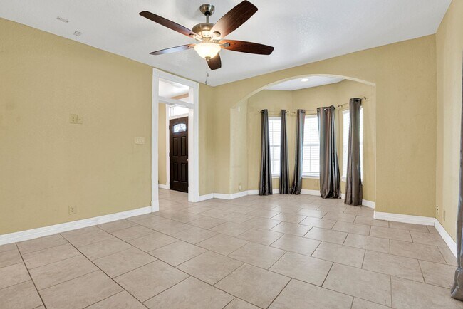 Building Photo - Charming 4-Bedroom Home near Downtown SA!