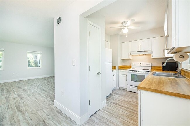 Building Photo - 6950 Avenue Des Palais