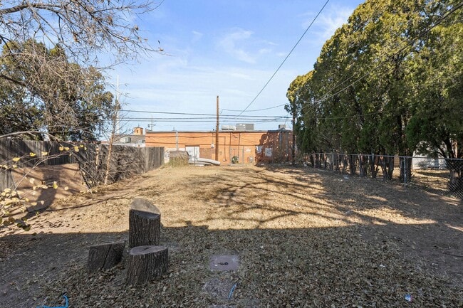 Building Photo - Great 2 bed 1 bath near Texas Tech and the Medical District now available.