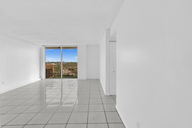 Building Photo - 2350 NE 135th St