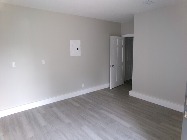 Building Photo - 225 N Doris St