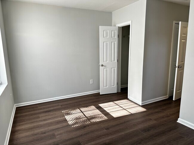 Building Photo - SE Duplex