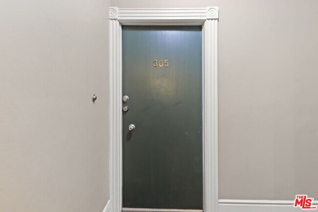 Building Photo - 8550 Holloway Dr