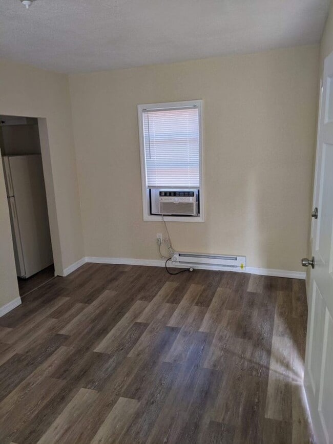 Building Photo - 1/1 remodeled Cottage with bonus room