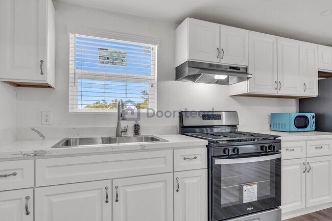 Building Photo - 551 Hichborn St