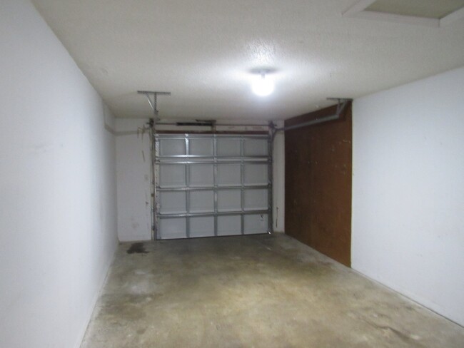 Building Photo - Spacious 3-Bedroom Duplex with Garage in N...