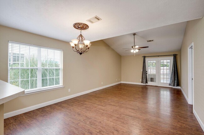 Building Photo - 153 Photinia Dr
