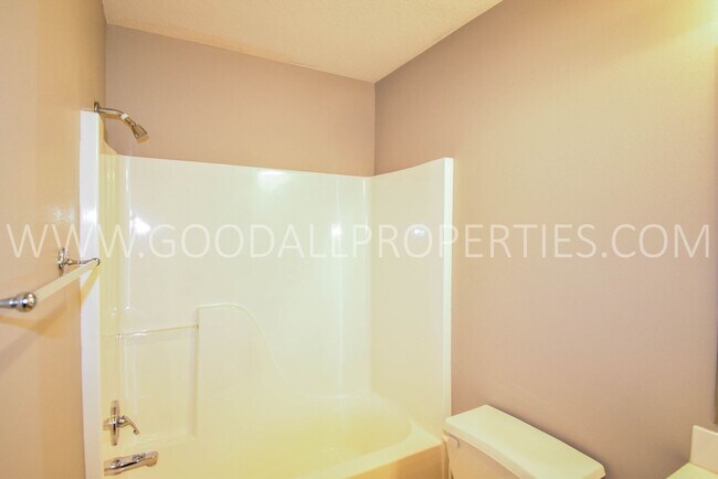 Building Photo - 3 Bedroom Home in West Des Moines