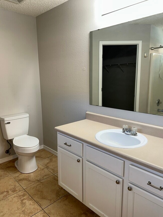 Building Photo - Cute 2/2 with garage and a nice size Flori...