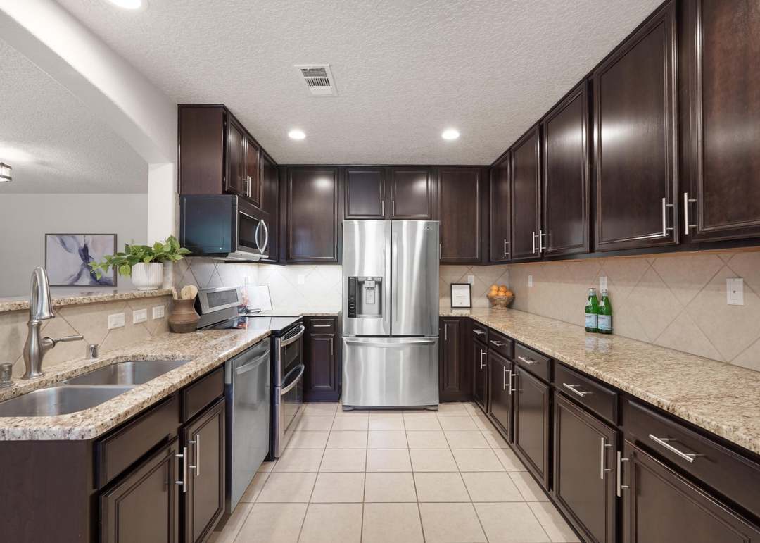 Kitchen w/ granite countertops and Stainless steel appliances - 10824 Arguello Trl NE