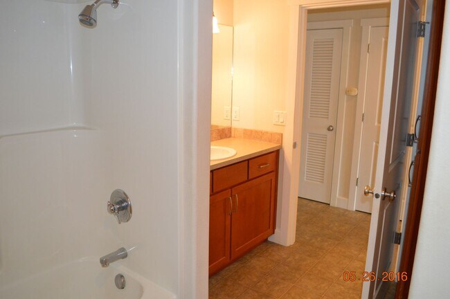 Building Photo - 1-Bedroom in Gated Community!