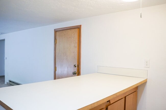 Building Photo - Great NW Location: Spacious 1 Bedroom Ready Soon!