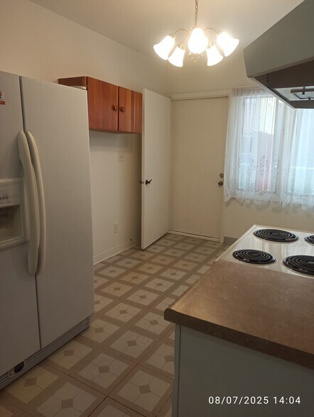Entrance door opens to kitchen - 2826 67th St