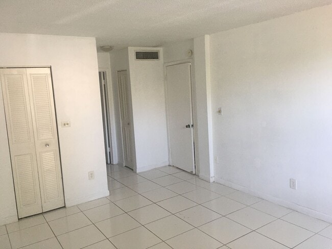 Building Photo - PROMENADE AT KENDALL LAKES - BEST PRICED 1 BEDROOM/1 BATH IN KENDALL