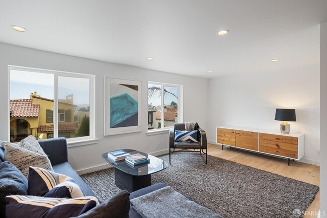 Building Photo - 628 Los Palmos Dr