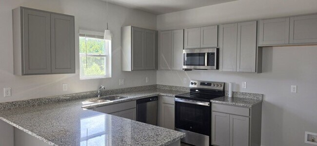 Building Photo - ****** HALF OFF FIRST FULL MONTH OF RENT!! ******