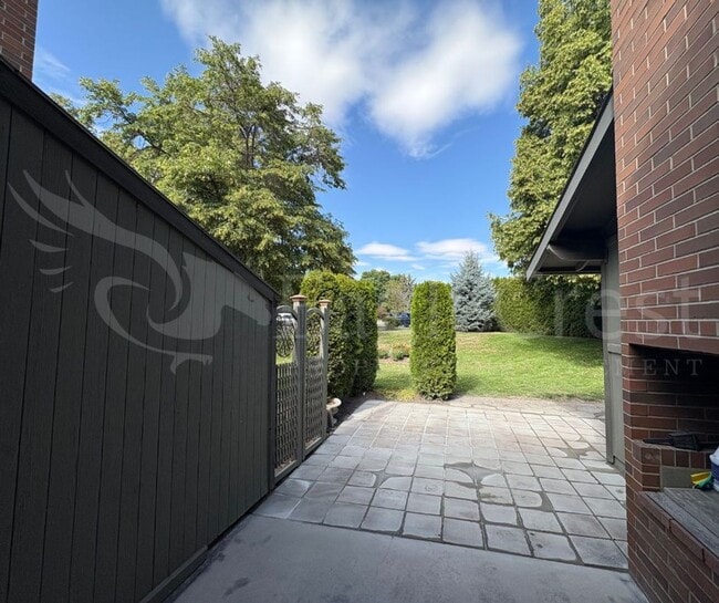 Building Photo - Three Bedroom Townhome Near Country Club G...