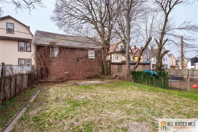 Building Photo - 264 Seaman St