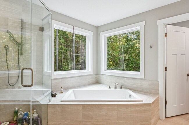 Building Photo - Luxury 5 Bed, 3.5 Bath Home on Large Lot !...