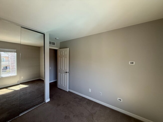 Building Photo - Beautiful 4B/2BA Top Floor Corner Unit wit...