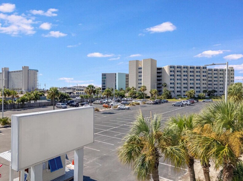 Building Photo - 8817 S Thomas Dr