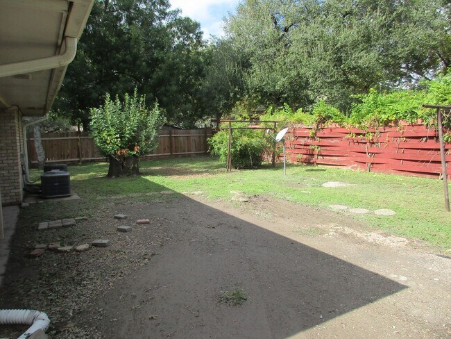 Building Photo - 1/1 Duplex with Carport