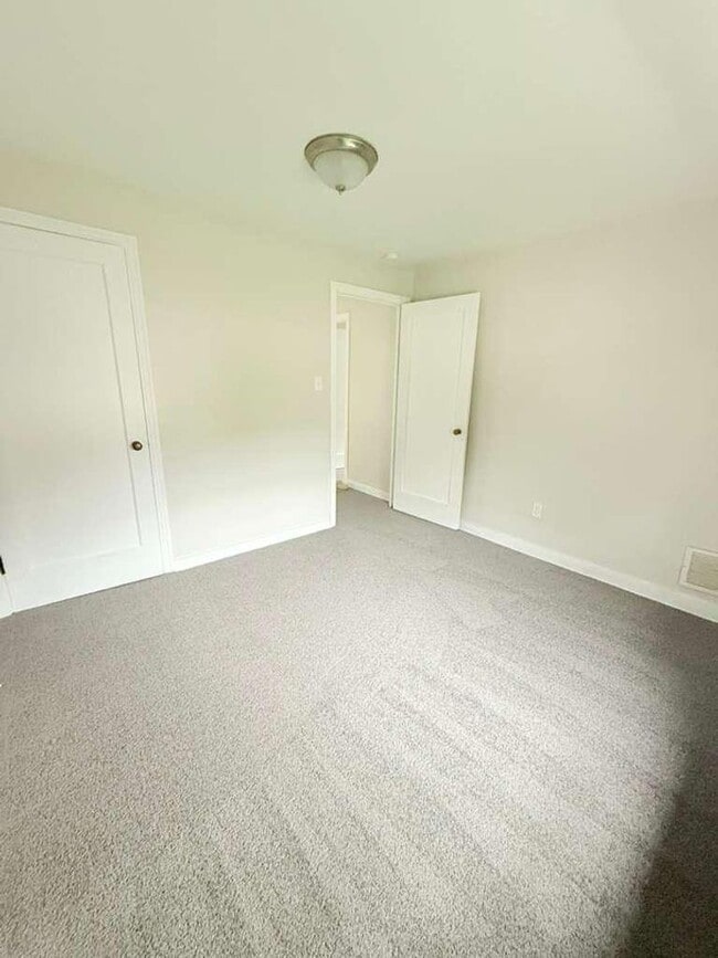 Building Photo - Beautifully remodeled 2-bedroom, 1 1/2-bat...