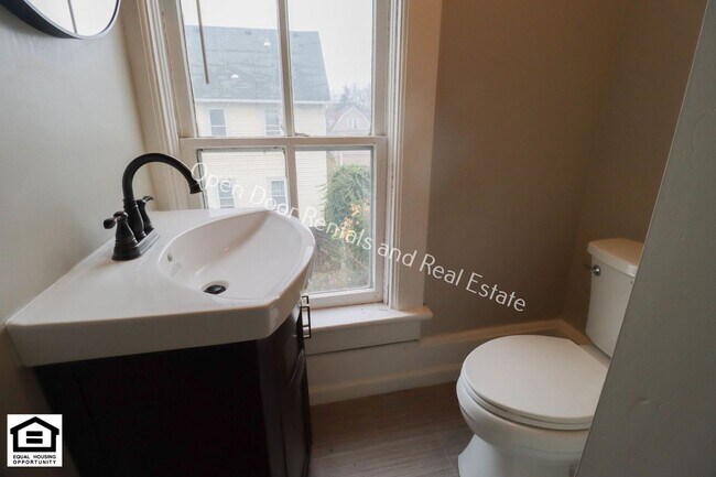 Building Photo - 1101 Lake Ave