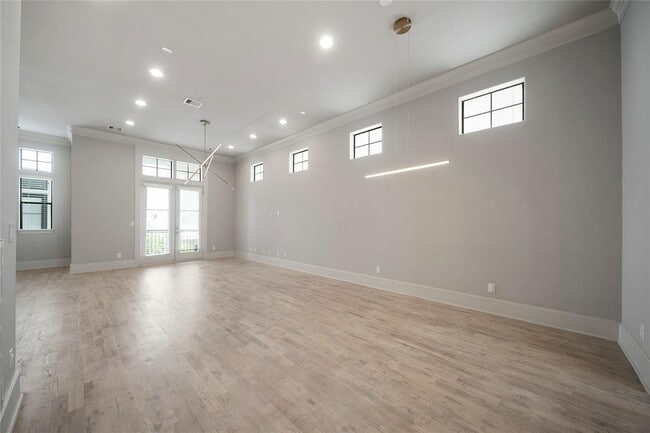 Building Photo - 409 W 17th St