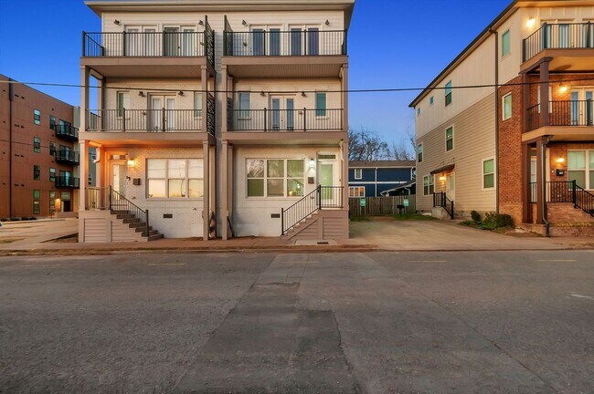 Building Photo - Modern Living in Downtown Nashville!