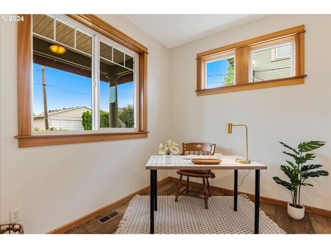 Building Photo - Charming 3-Bed, 2.5-Bath Townhome with Private Patio, Open Floor Plan, and Prime King Neighborhoo...