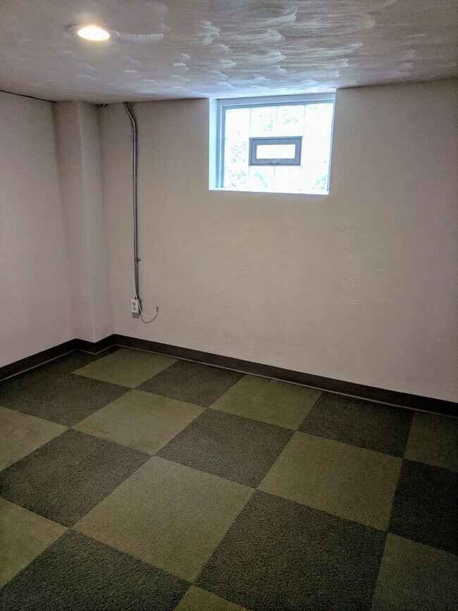 Building Photo - South Oakland Large and renovated 3 bedroom apartment Must SEE!