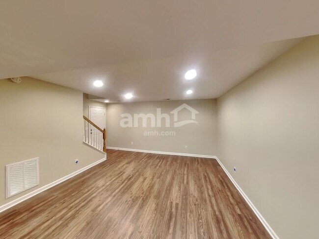 Building Photo - 7028 Oak Brook Terrace