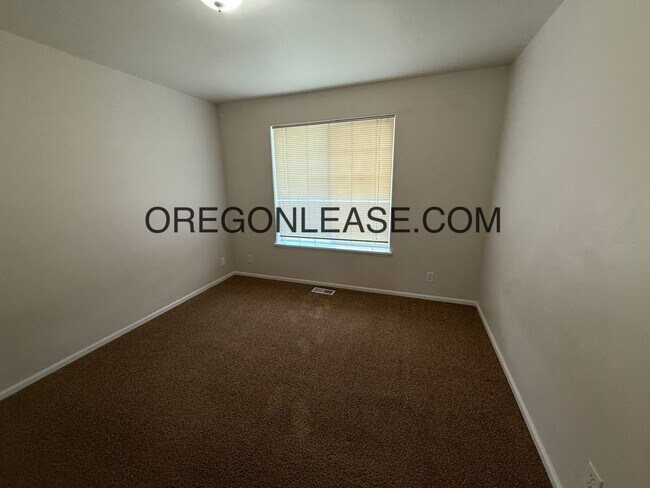 Building Photo - West Eugene 3 bedroom 2 bath home